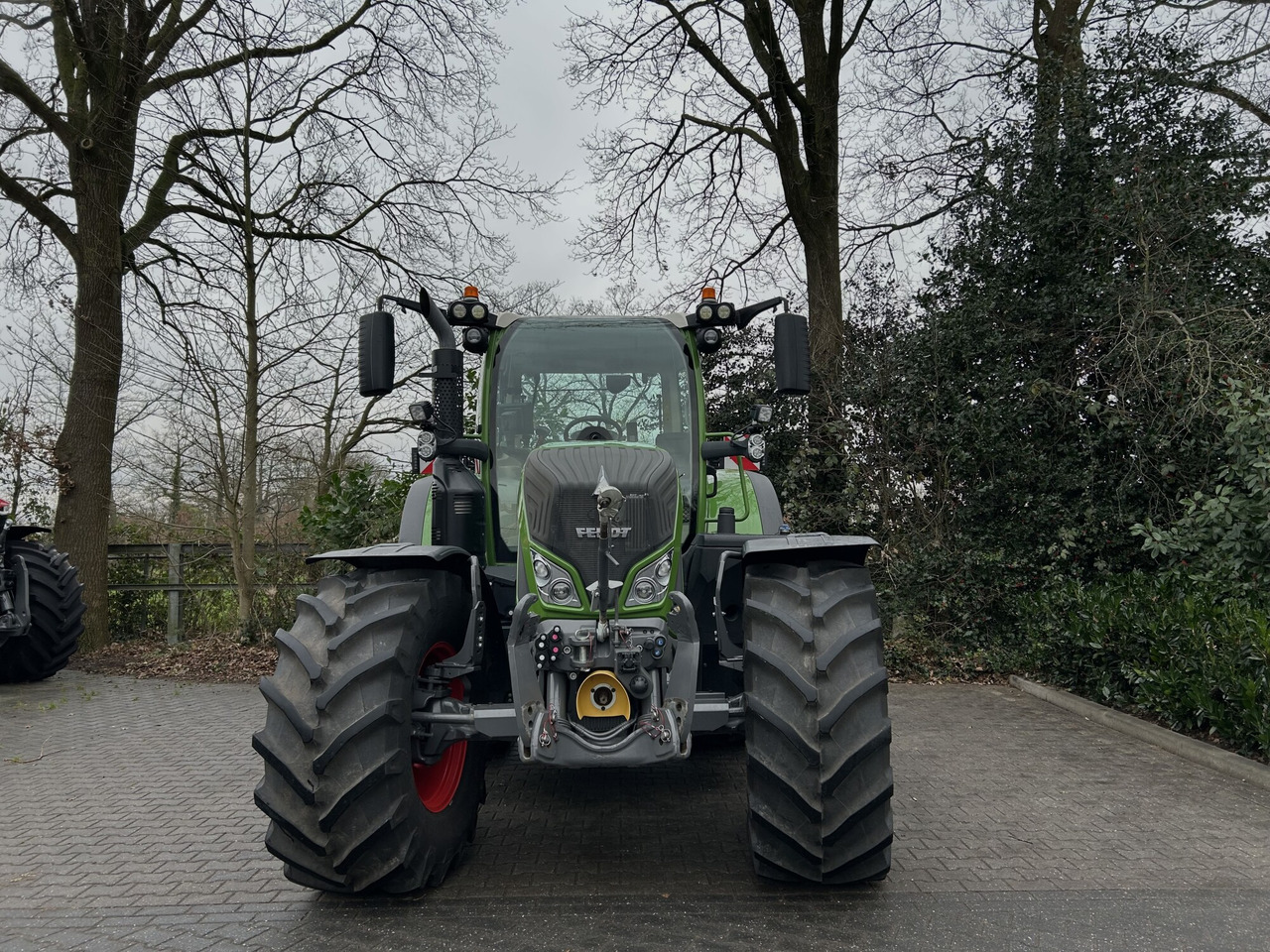FENDT 724 Vario Gen6 ProfiPlus setting 2 - Traktor: 3 kép. FENDT 724 Vario Gen6 ProfiPlus setting 2 - Traktor: 3 kép.