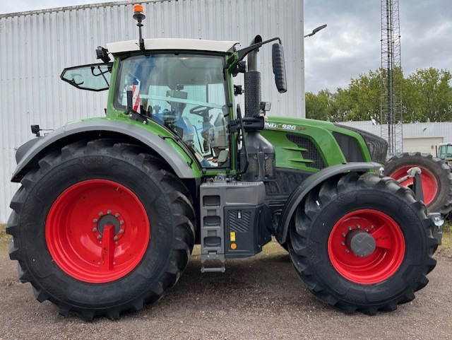 Fendt 826 Vario S4 ProfiPlus - Traktor: 3 kép. Fendt 826 Vario S4 ProfiPlus - Traktor: 3 kép.