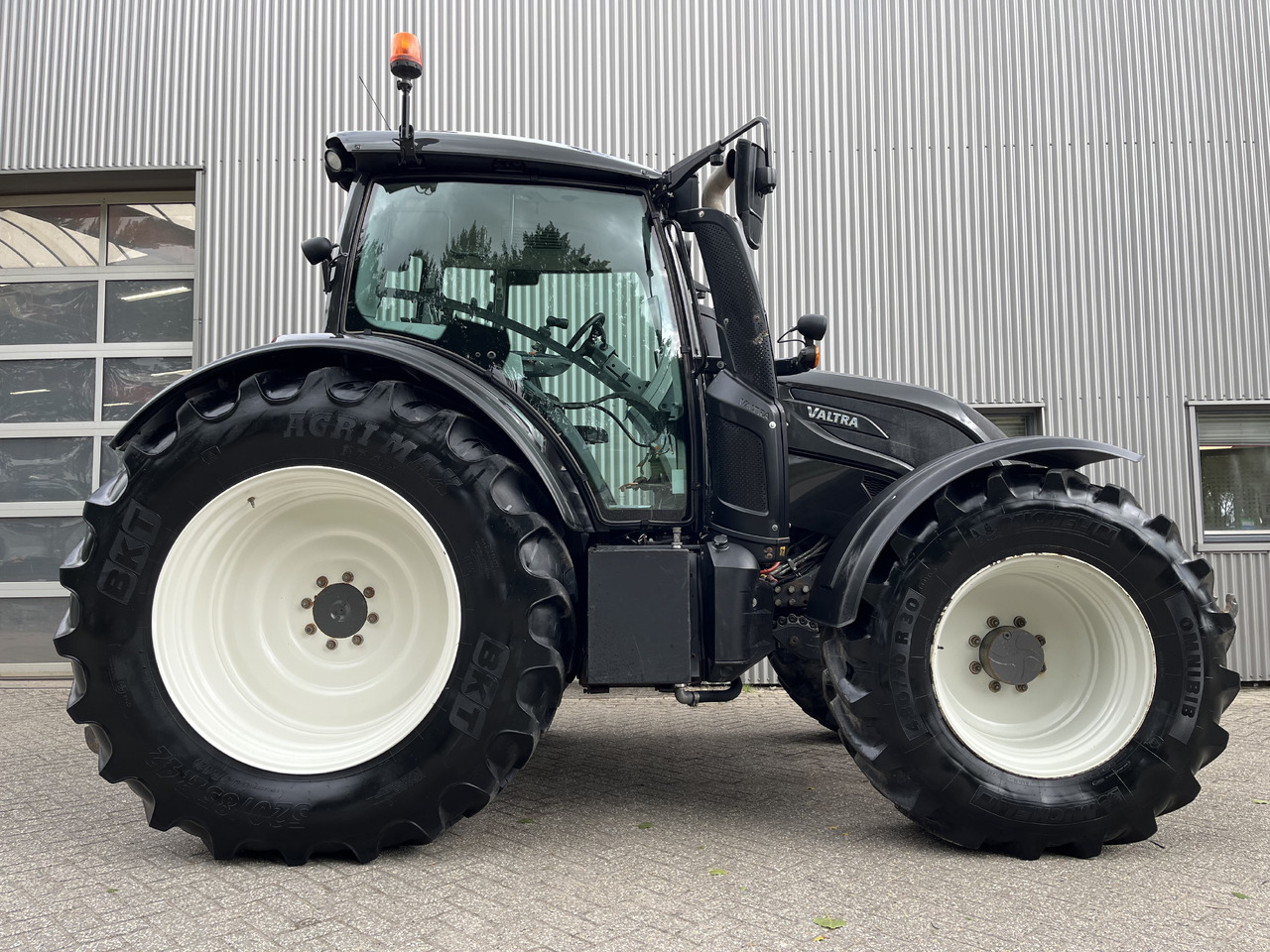 Valtra N174 Active - Traktor: 2 kép. Valtra N174 Active - Traktor: 2 kép.