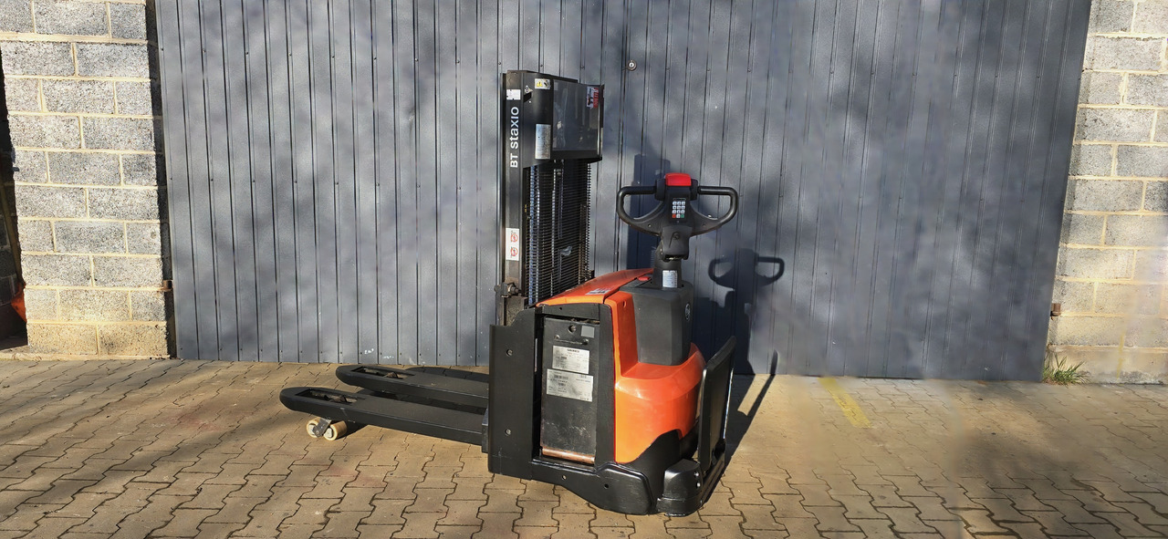 BT SWE 200 D initilal lift, wstępne podnoszenie wideł - Emelőtargoncá: 3 kép. BT SWE 200 D initilal lift, wstępne podnoszenie wideł - Emelőtargoncá: 3 kép.