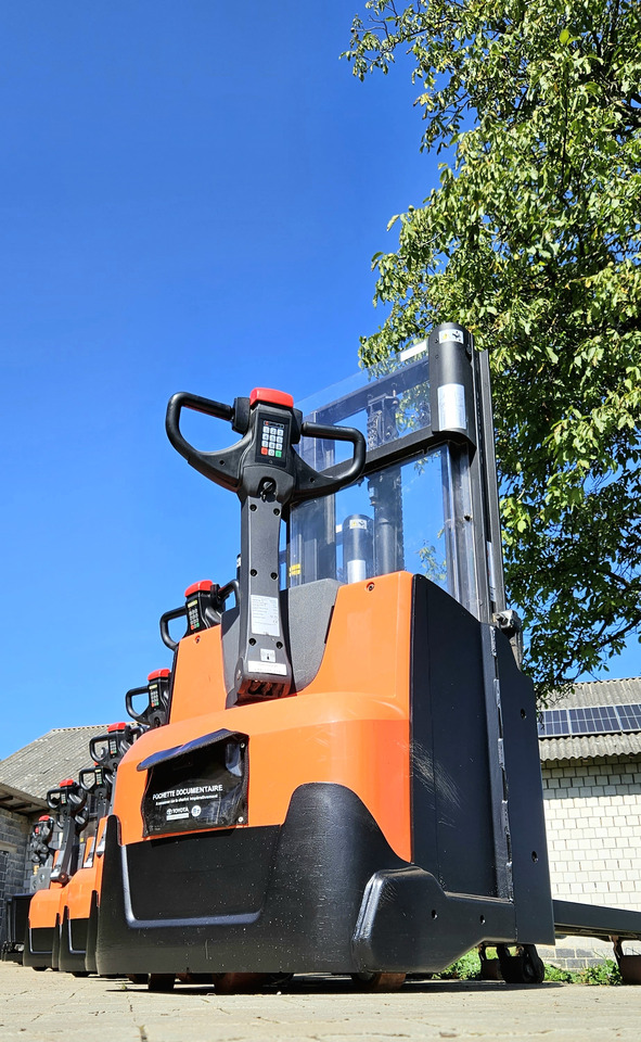 BT SWE 200 Staxio Toyota Initial lift, wstępne podnoszenie wideł, niski maszt - Emelőtargoncá: 2 kép. BT SWE 200 Staxio Toyota Initial lift, wstępne podnoszenie wideł, niski maszt - Emelőtargoncá: 2 kép.