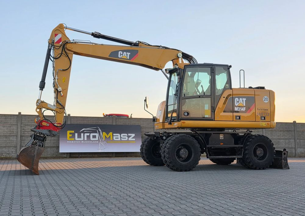 Caterpillar M314F, 2018 ROK, 4200 MTH, 2 ŁYŻKI - Gumikerekes kotró: 1 kép. Caterpillar M314F, 2018 ROK, 4200 MTH, 2 ŁYŻKI - Gumikerekes kotró: 1 kép.