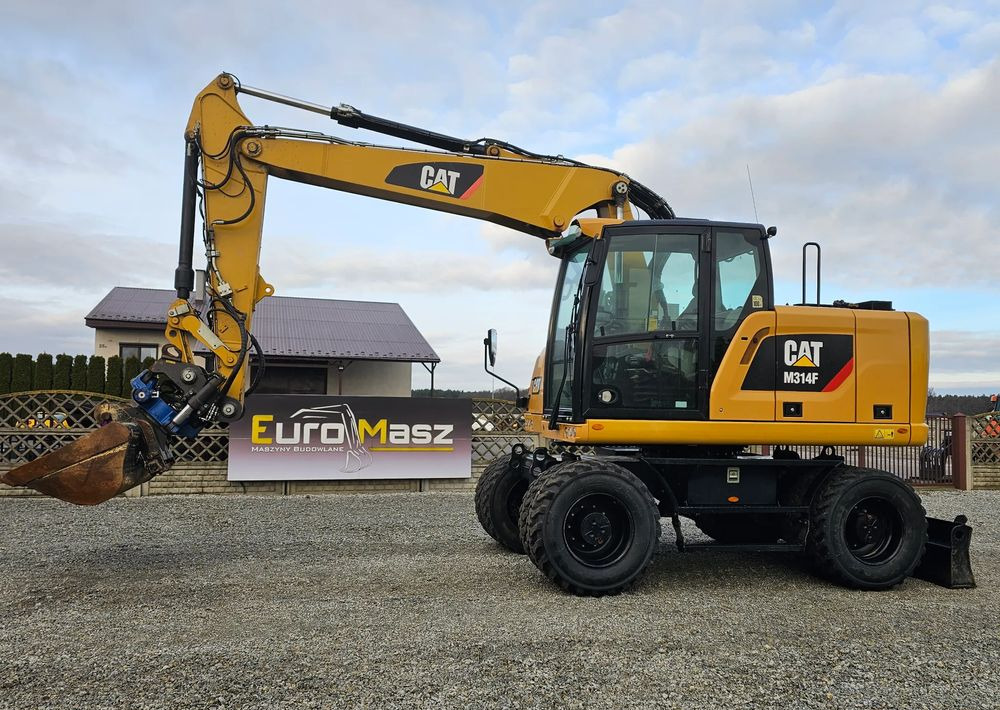 Caterpillar M314F, 2019 ROK, 5600 MTH, GŁOWICA SMP - Gumikerekes kotró: 2 kép. Caterpillar M314F, 2019 ROK, 5600 MTH, GŁOWICA SMP - Gumikerekes kotró: 2 kép.
