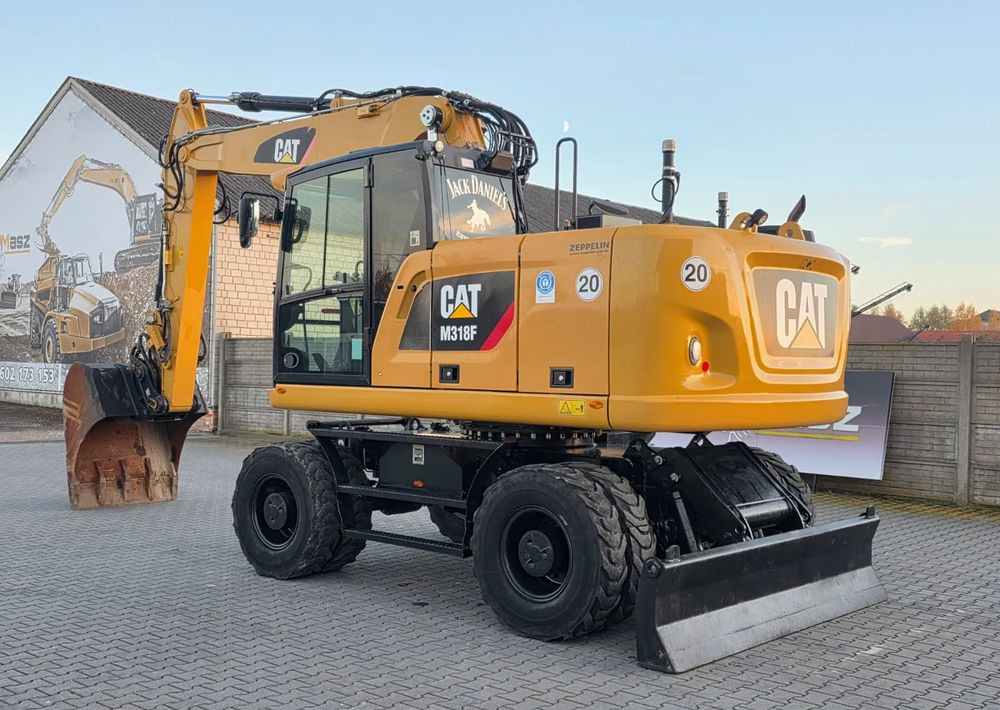 Caterpillar M318F, 2019 ROK, IMPORT NIEMCY - Gumikerekes kotró: 3 kép. Caterpillar M318F, 2019 ROK, IMPORT NIEMCY - Gumikerekes kotró: 3 kép.