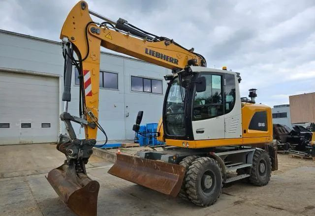 Liebherr A 916 Litronic, 2019 ROK, PODPORY + PŁUG, 6100 MTH - Gumikerekes kotró: 2 kép. Liebherr A 916 Litronic, 2019 ROK, PODPORY + PŁUG, 6100 MTH - Gumikerekes kotró: 2 kép.