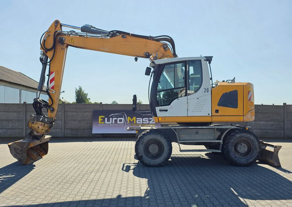 Liebherr A918 COMPACT, 2014 ROK, SW 48 LIKUFIX szybkozłącze - Gumikerekes kotró: 2 kép. Liebherr A918 COMPACT, 2014 ROK, SW 48 LIKUFIX szybkozłącze - Gumikerekes kotró: 2 kép.