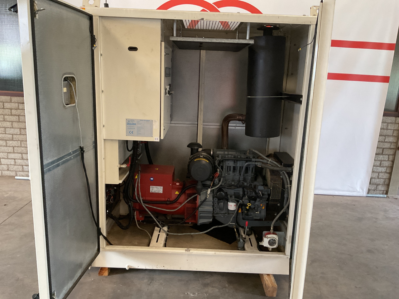 Deutz F3M1011F, 45KVA generatorset. Like brand new. Low standby hours - Áramfejlesztő: 3 kép. Deutz F3M1011F, 45KVA generatorset. Like brand new. Low standby hours - Áramfejlesztő: 3 kép.
