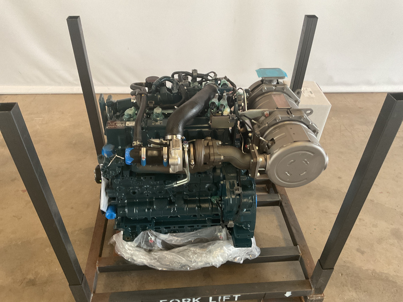 Kubota V3307 CR-T - Motor: 2 kép. Kubota V3307 CR-T - Motor: 2 kép.