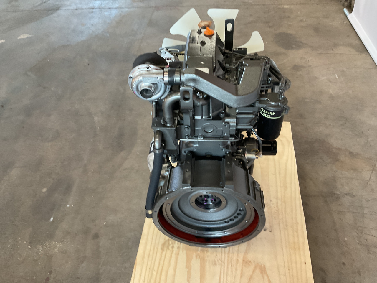 Yanmar 4TN106T - Motor: 4 kép. Yanmar 4TN106T - Motor: 4 kép.