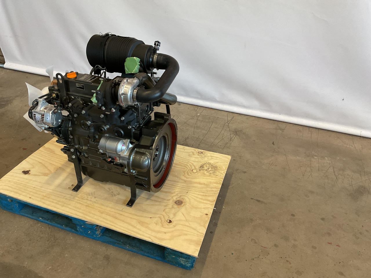 Yanmar 4TNV84T - Motor: 4 kép. Yanmar 4TNV84T - Motor: 4 kép.