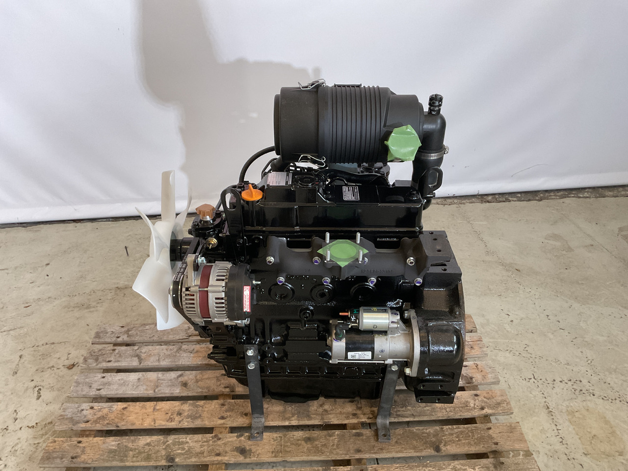 Yanmar 4TNV88 - Motor: 2 kép. Yanmar 4TNV88 - Motor: 2 kép.