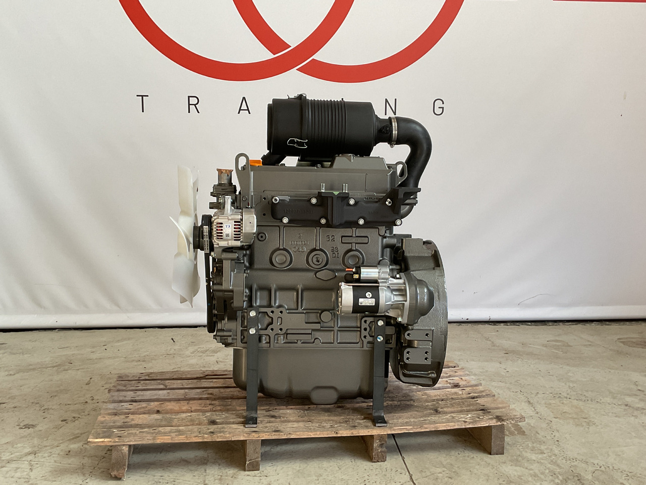 Yanmar 4TNV98 - Motor: 2 kép. Yanmar 4TNV98 - Motor: 2 kép.