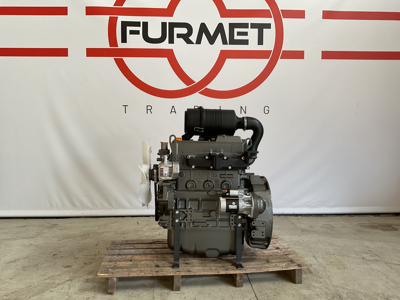 Yanmar 4TNV98 - Motor: 1 kép. Yanmar 4TNV98 - Motor: 1 kép.