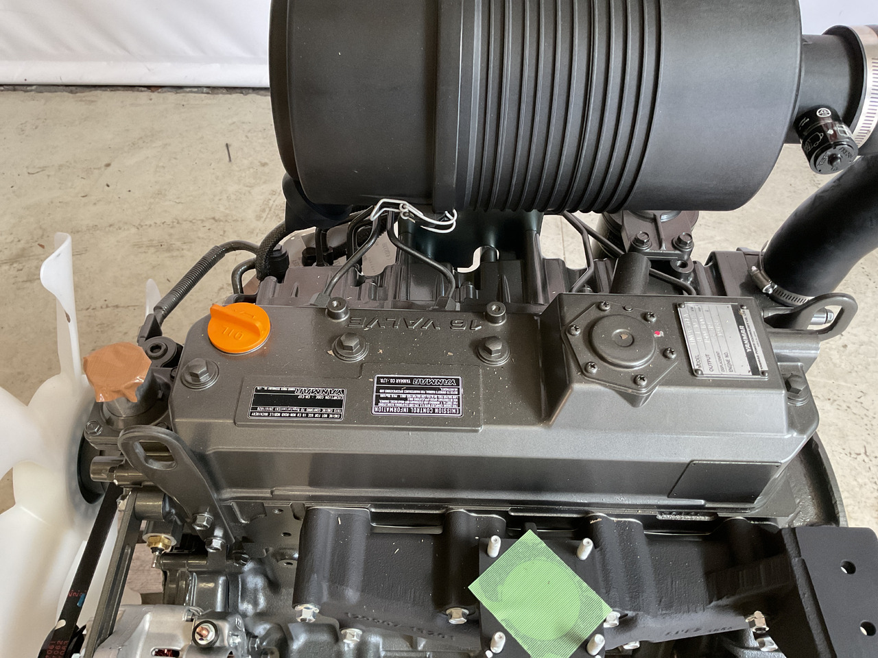 Yanmar 4TNV98 - Motor: 3 kép. Yanmar 4TNV98 - Motor: 3 kép.