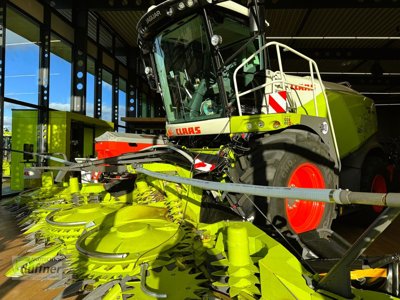 CLAAS Jaguar 970 - Önjáró szecskázógép: 2 kép. CLAAS Jaguar 970 - Önjáró szecskázógép: 2 kép.