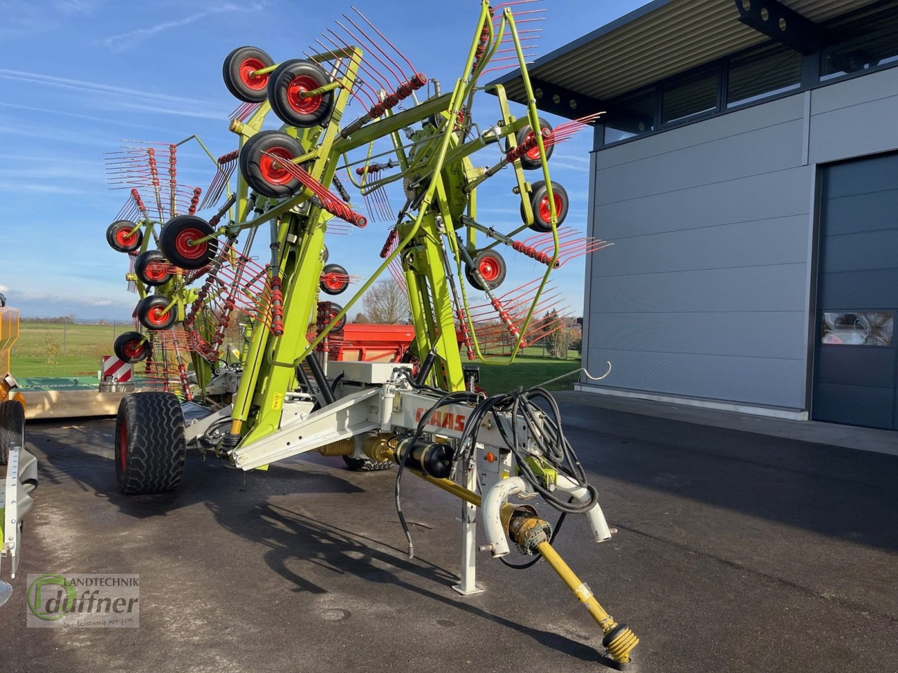 CLAAS Liner 3000 - Szénaforgató: 2 kép. CLAAS Liner 3000 - Szénaforgató: 2 kép.