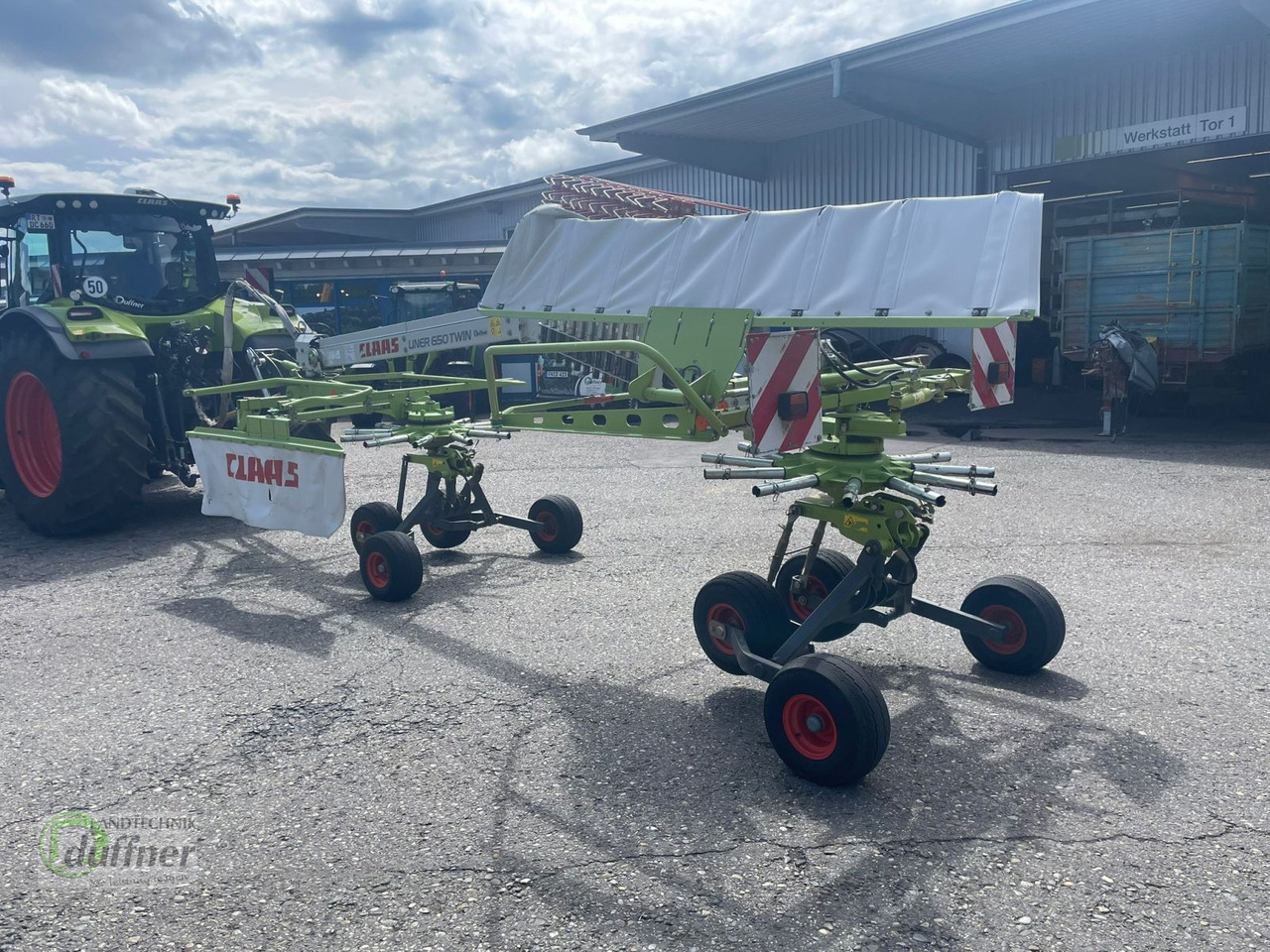 CLAAS Liner 650 Twin - Szénaforgató: 4 kép. CLAAS Liner 650 Twin - Szénaforgató: 4 kép.