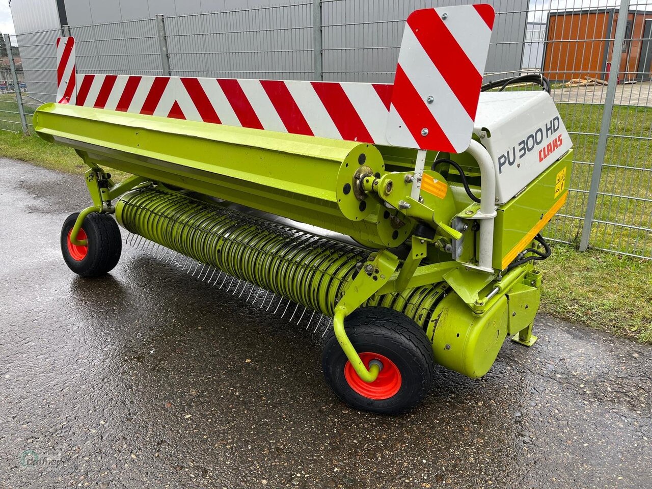 CLAAS PU 300 HD L Pro - Takarmánybetakarító gép: 2 kép. CLAAS PU 300 HD L Pro - Takarmánybetakarító gép: 2 kép.