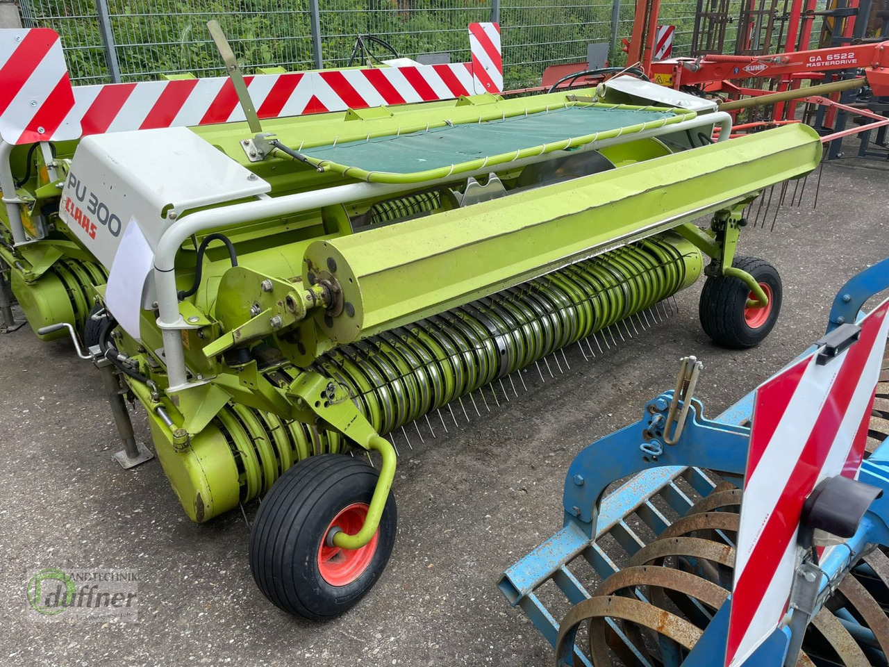 CLAAS PU 300 HD - Takarmánybetakarító gép: 1 kép. CLAAS PU 300 HD - Takarmánybetakarító gép: 1 kép.