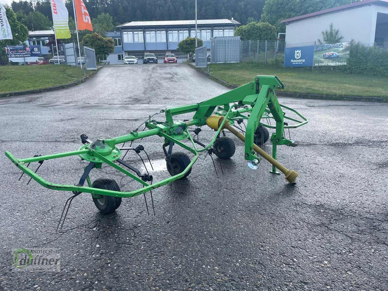 Deutz-Fahr KH 2.44 - Szénaforgató: 2 kép. Deutz-Fahr KH 2.44 - Szénaforgató: 2 kép.