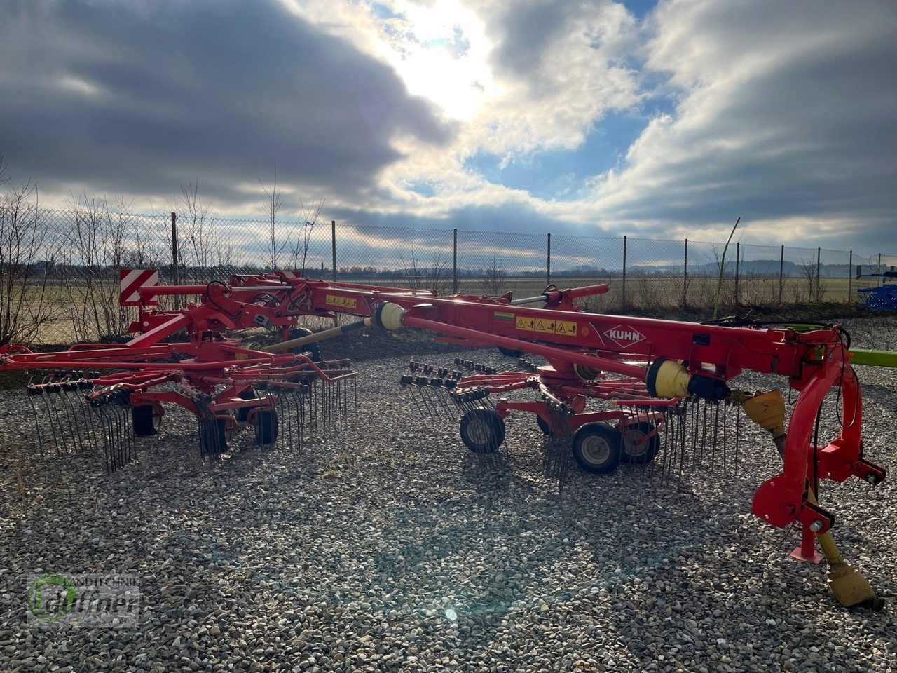 Kuhn GA 6520 - Szénaforgató: 1 kép. Kuhn GA 6520 - Szénaforgató: 1 kép.