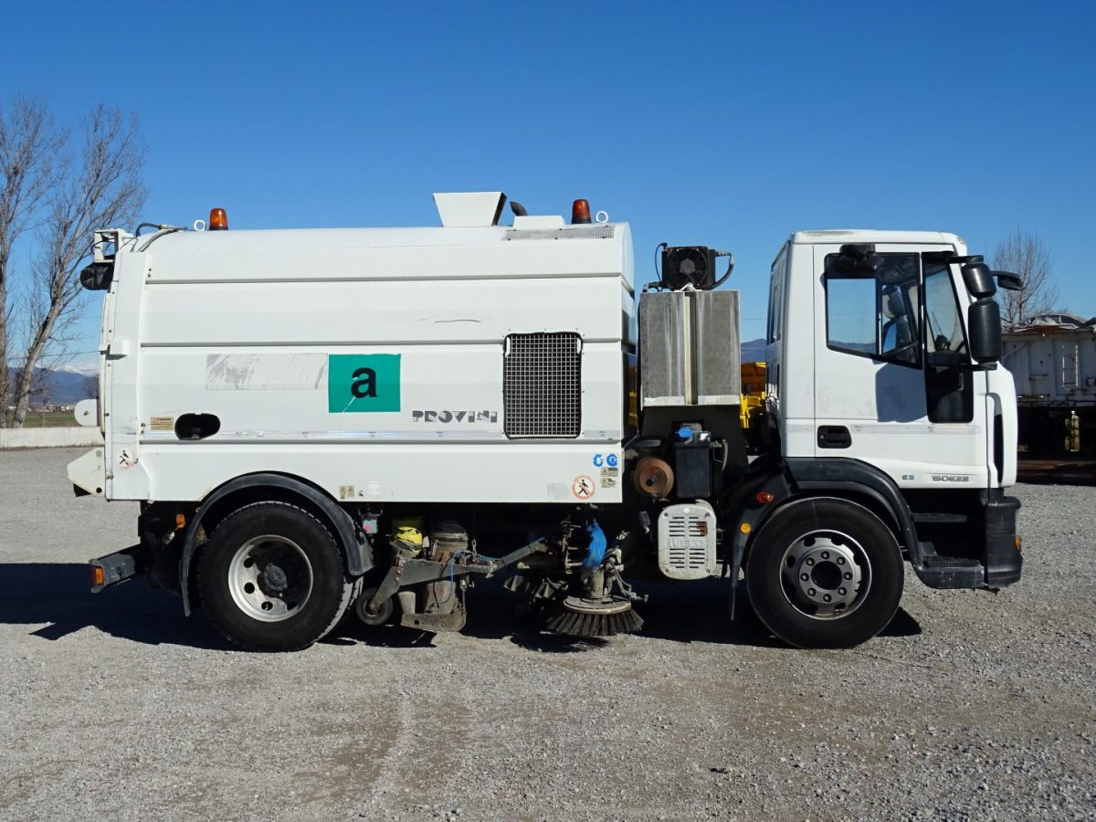 IVECO EUROCARGO 150E22 - Utcaseprő gép: 2 kép. IVECO EUROCARGO 150E22 - Utcaseprő gép: 2 kép.