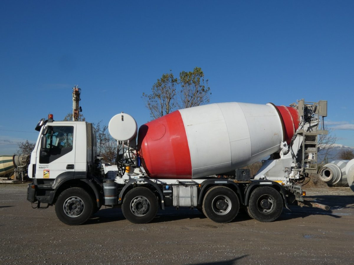 IVECO TRAKKER 450 CIFA RY1300 - Betonmixer: 2 kép. IVECO TRAKKER 450 CIFA RY1300 - Betonmixer: 2 kép.
