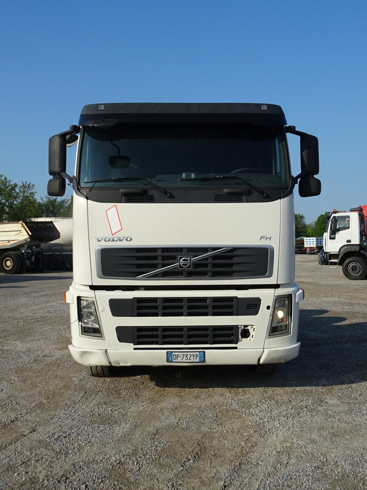VOLVO FH64T 480 6×4 - Nyergesvontató: 5 kép. VOLVO FH64T 480 6×4 - Nyergesvontató: 5 kép.