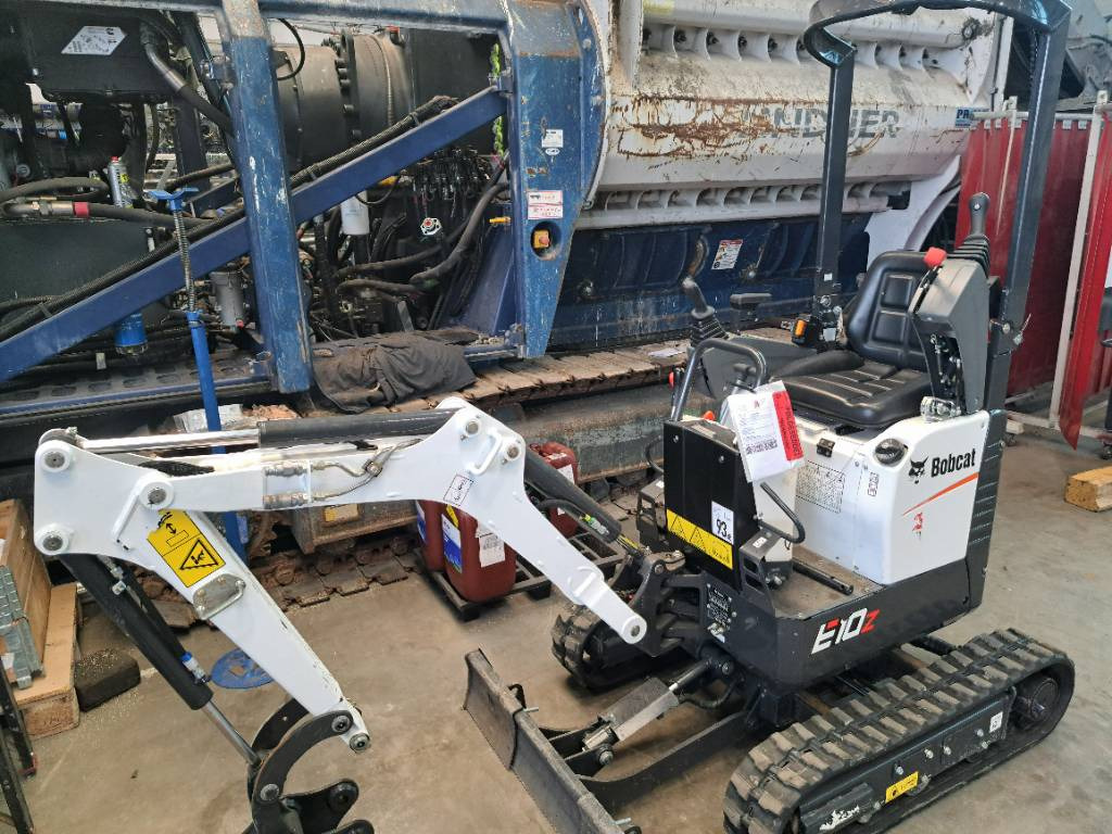 Bobcat E10Z - Minikotró: 2 kép. Bobcat E10Z - Minikotró: 2 kép.