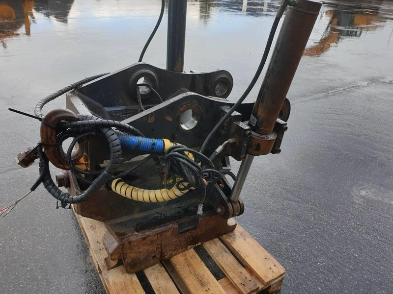 Engcon Tilting Coupler - Gyorscsatlakozó - Építőipari gépek: 1 kép. Engcon Tilting Coupler - Gyorscsatlakozó - Építőipari gépek: 1 kép.