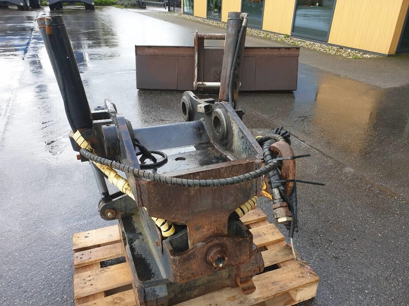 Engcon Tilting Coupler - Gyorscsatlakozó - Építőipari gépek: 4 kép. Engcon Tilting Coupler - Gyorscsatlakozó - Építőipari gépek: 4 kép.