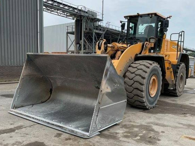 Hyundai HL980XT - Gumikerekes homlokrakodó: 2 kép. Hyundai HL980XT - Gumikerekes homlokrakodó: 2 kép.