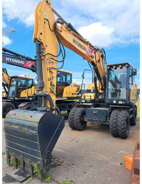 Hyundai HW 140 - Gumikerekes kotró: 4 kép. Hyundai HW 140 - Gumikerekes kotró: 4 kép.