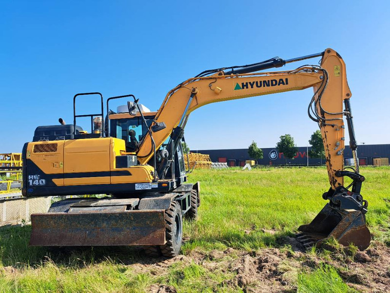 Hyundai HW 140 - Gumikerekes kotró: 4 kép. Hyundai HW 140 - Gumikerekes kotró: 4 kép.