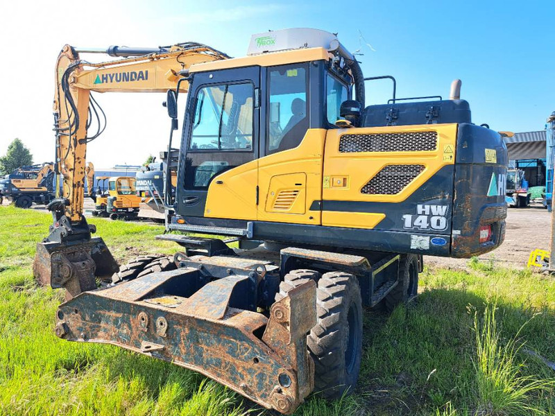 Hyundai HW 140 - Gumikerekes kotró: 3 kép. Hyundai HW 140 - Gumikerekes kotró: 3 kép.