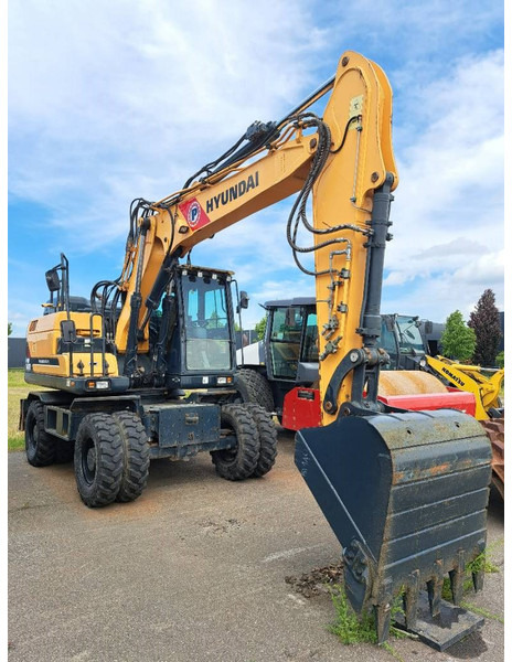 Hyundai HW 140 - Gumikerekes kotró: 5 kép. Hyundai HW 140 - Gumikerekes kotró: 5 kép.