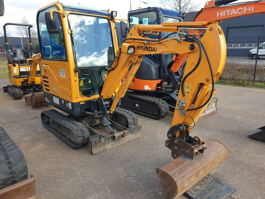 Hyundai R18-9 - Minikotró: 2 kép. Hyundai R18-9 - Minikotró: 2 kép.