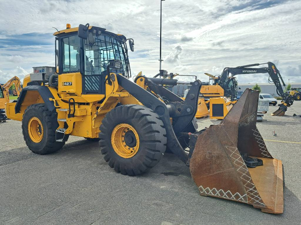 JCB 427 ZX - Gumikerekes homlokrakodó: 2 kép. JCB 427 ZX - Gumikerekes homlokrakodó: 2 kép.