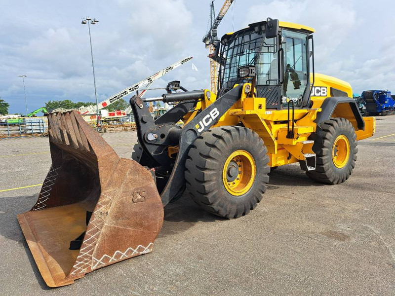 JCB 427 ZX - Gumikerekes homlokrakodó: 1 kép. JCB 427 ZX - Gumikerekes homlokrakodó: 1 kép.