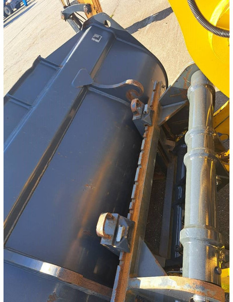 Komatsu WA 100 M-8 - Gumikerekes homlokrakodó: 5 kép. Komatsu WA 100 M-8 - Gumikerekes homlokrakodó: 5 kép.