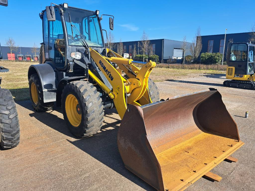 Komatsu WA100-8E0 - Gumikerekes homlokrakodó: 3 kép. Komatsu WA100-8E0 - Gumikerekes homlokrakodó: 3 kép.
