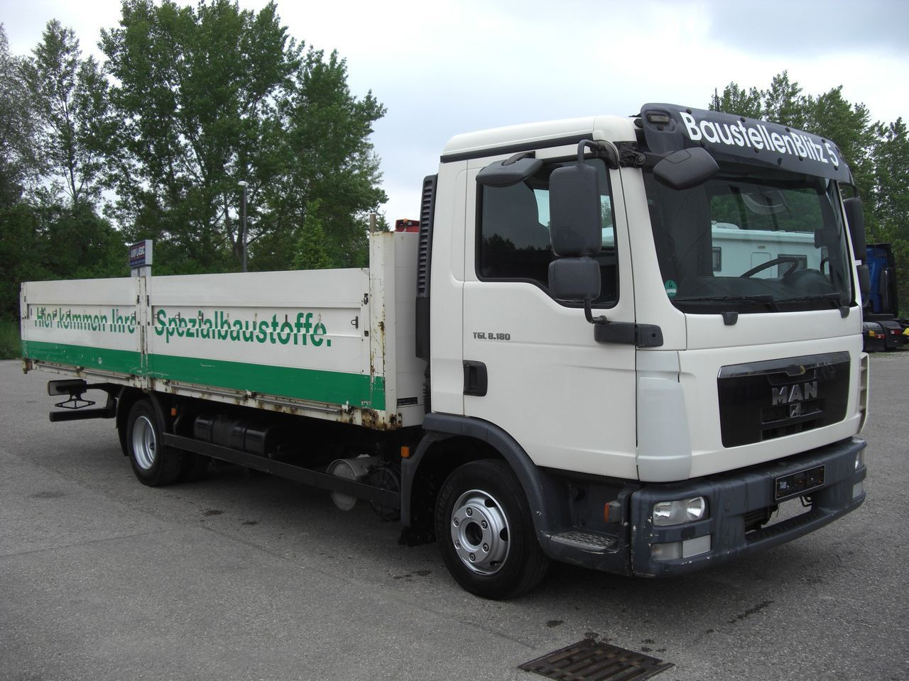 MAN 8180L Baustoffpritsche MAN 8180L Baustoffpritsche - Platós kisteherautó: 1 kép. MAN 8180L Baustoffpritsche MAN 8180L Baustoffpritsche - Platós kisteherautó: 1 kép.