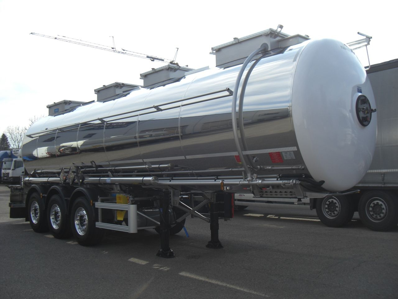 Magyar SRMAD/1KAMMER/CHEMIE - Tartályos félpótkocsi: 2 kép. Magyar SRMAD/1KAMMER/CHEMIE - Tartályos félpótkocsi: 2 kép.