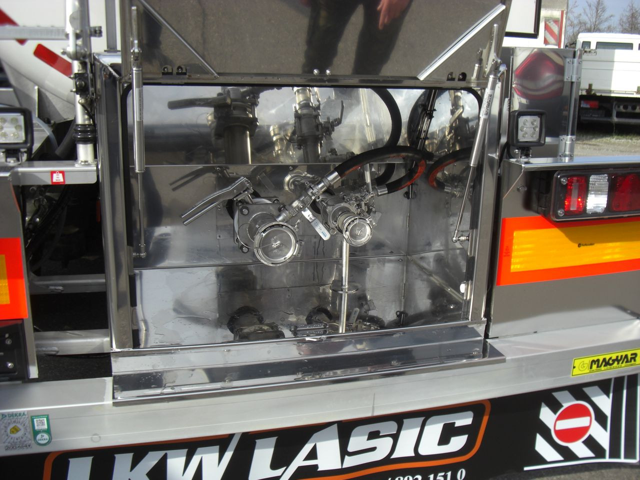 Magyar SRMAD/1KAMMER/CHEMIE - Tartályos félpótkocsi: 5 kép. Magyar SRMAD/1KAMMER/CHEMIE - Tartályos félpótkocsi: 5 kép.