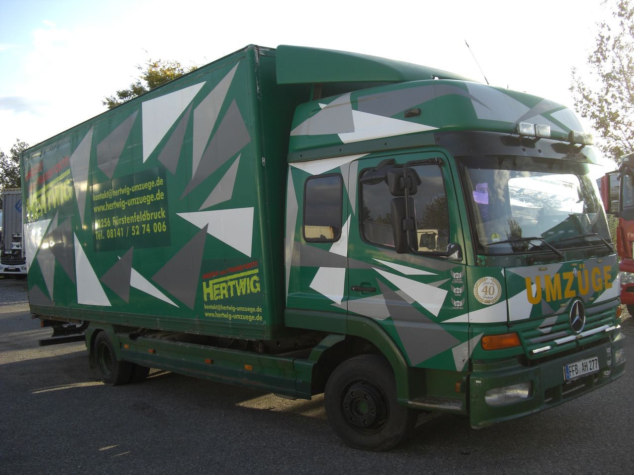 Mercedes-Benz 823L - Dobozos felépítményű teherautó: 2 kép. Mercedes-Benz 823L - Dobozos felépítményű teherautó: 2 kép.