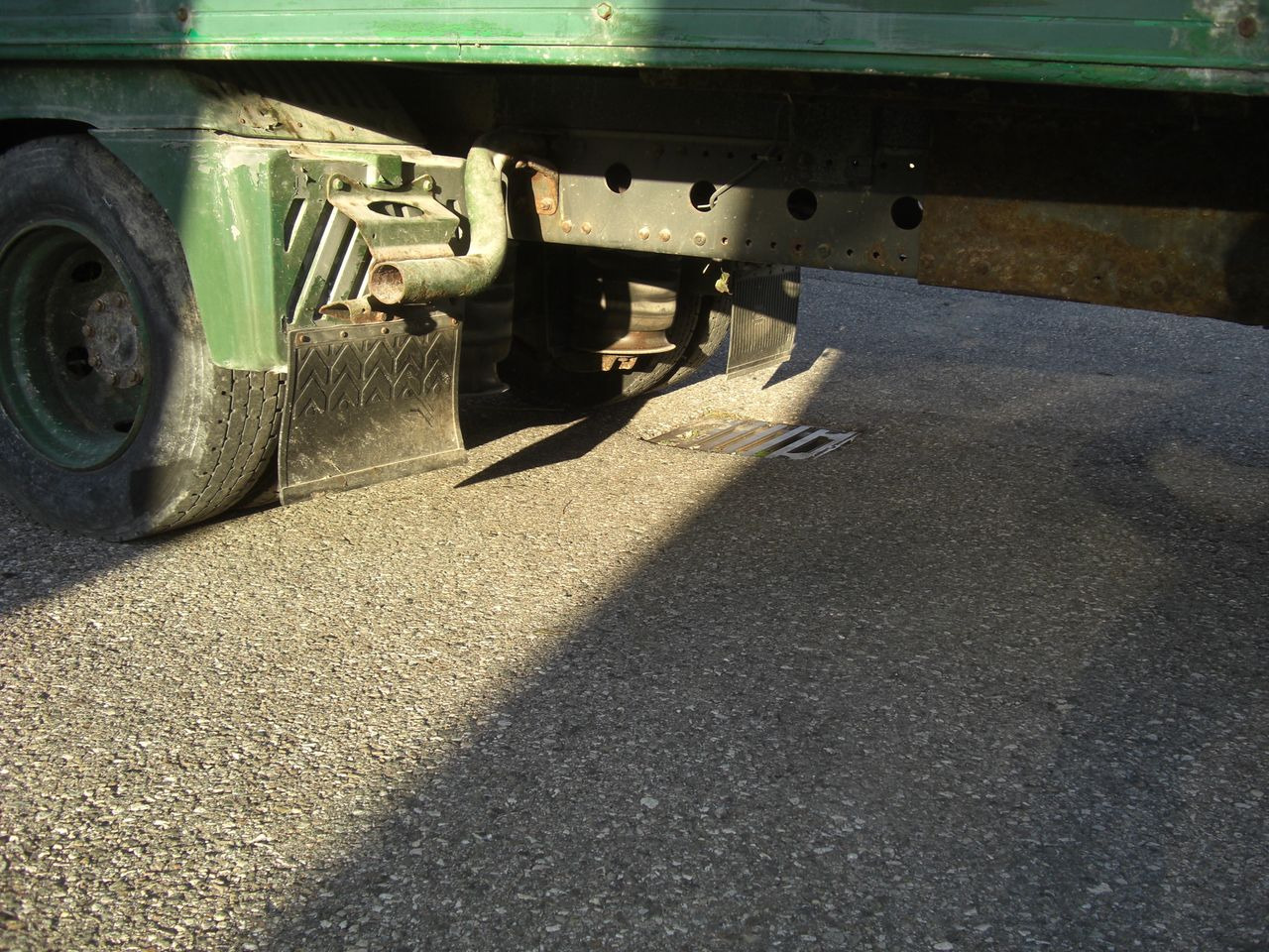 Mercedes-Benz 823L - Dobozos felépítményű teherautó: 5 kép. Mercedes-Benz 823L - Dobozos felépítményű teherautó: 5 kép.