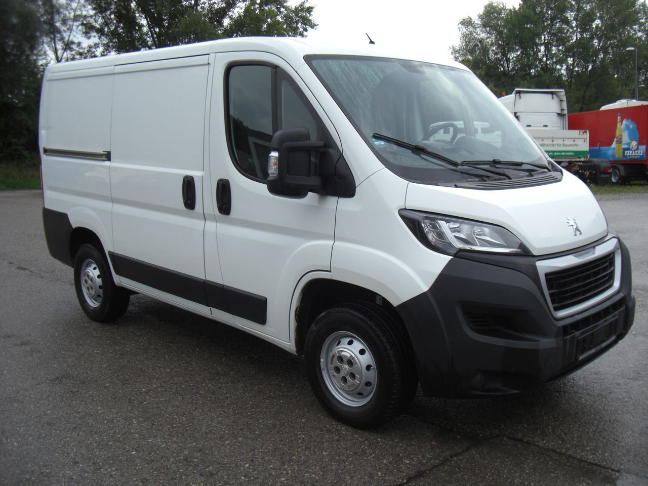 Peugeot BOXER 2,0 KURZ/NIEDRIG - Kis furgon: 2 kép. Peugeot BOXER 2,0 KURZ/NIEDRIG - Kis furgon: 2 kép.