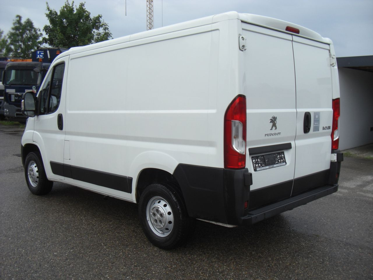 Peugeot BOXER 2,0 KURZ/NIEDRIG - Kis furgon: 4 kép. Peugeot BOXER 2,0 KURZ/NIEDRIG - Kis furgon: 4 kép.