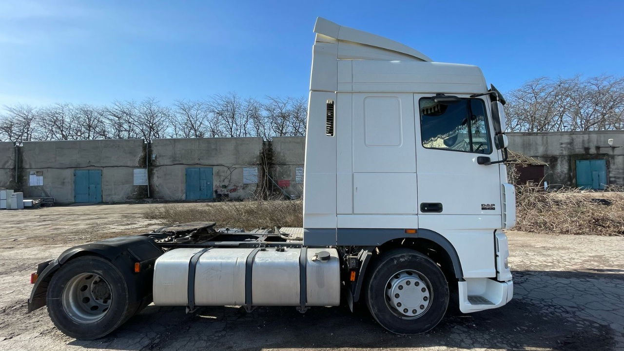 DAF XF 95.430 Tractor head 4x2 - Nyergesvontató: 4 kép. DAF XF 95.430 Tractor head 4x2 - Nyergesvontató: 4 kép.