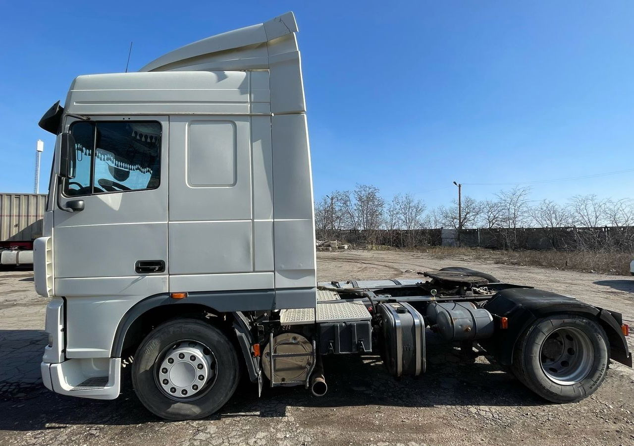 DAF XF 95.430 Tractor head 4x2 - Nyergesvontató: 1 kép. DAF XF 95.430 Tractor head 4x2 - Nyergesvontató: 1 kép.